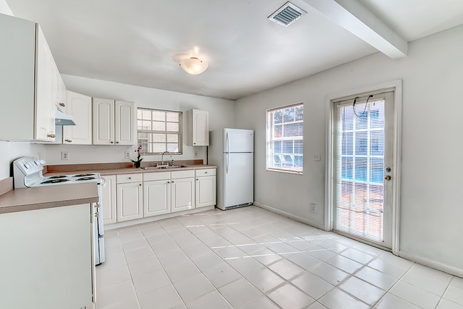 The Charmer Apartments