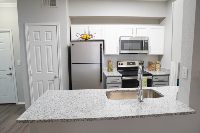 Kitchen - TUSCANY AT LAKE POINT Apartments