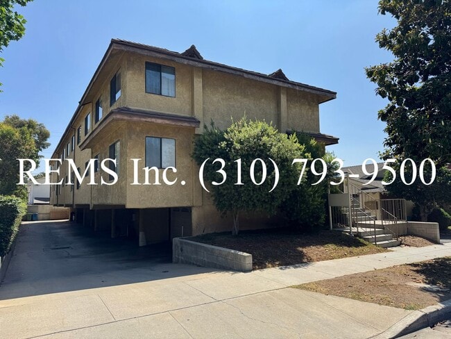 Building Photo - Remodeled Townhome with Garage and Laundry...