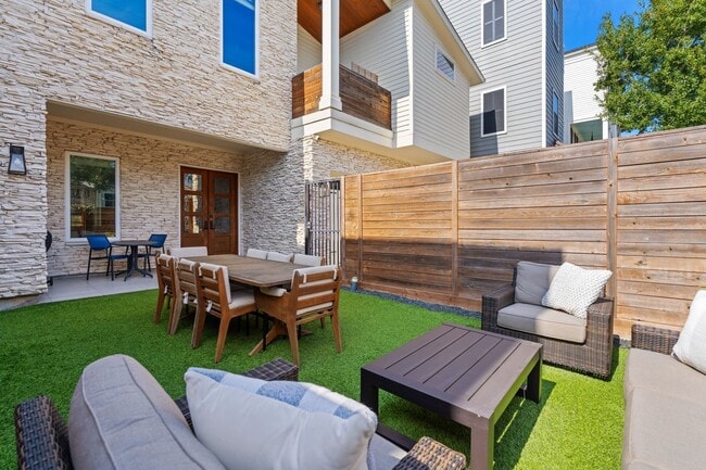 Photo - 807 Nicholson St