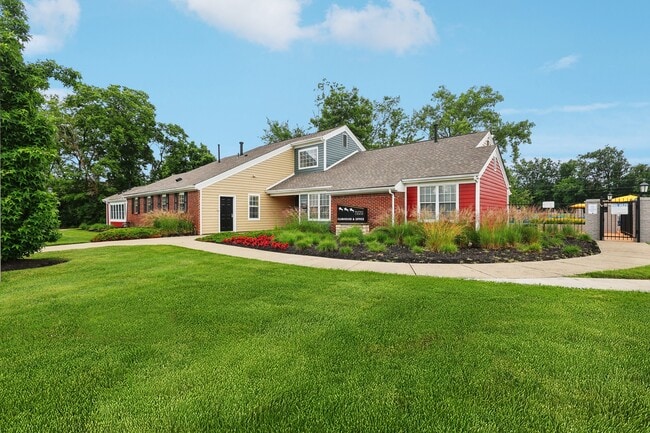 Building Photo - Hunters Chase