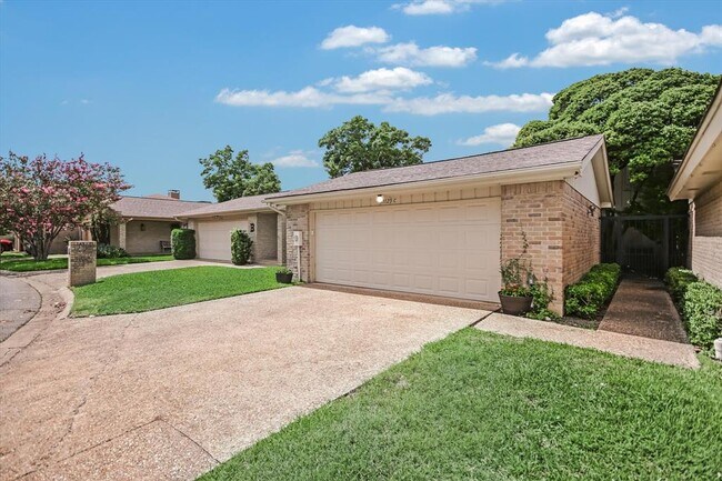 Building Photo - 11125 Pinehurst Dr Unit C