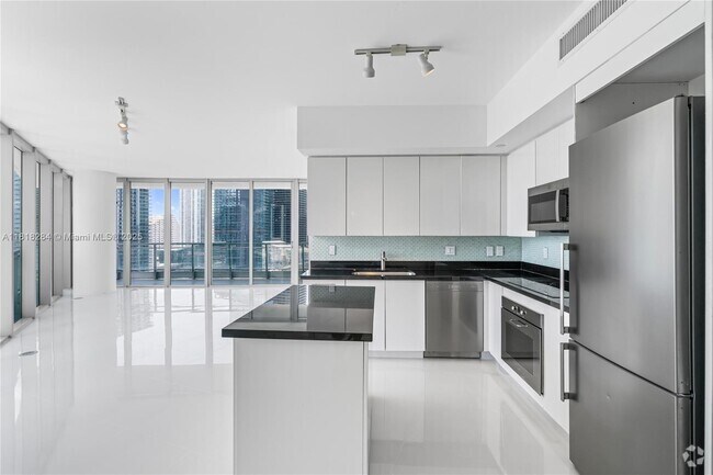 Building Photo - 92 SW 3rd St Unit 2901 Rental