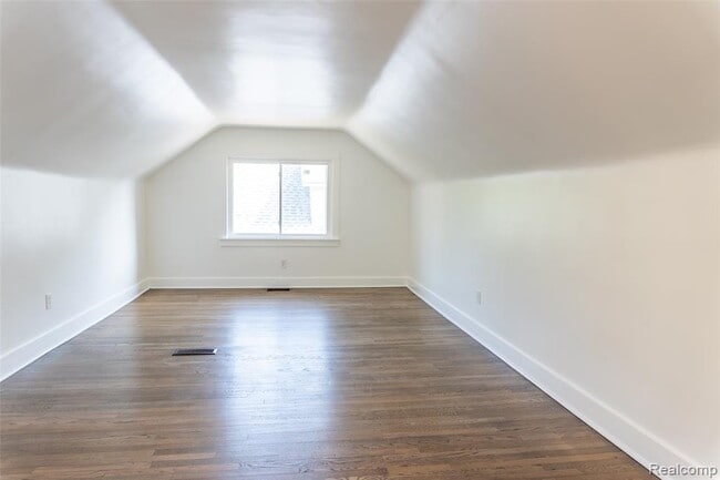 Photo - 21200 Collingham Ave