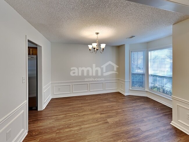 Photo - 582 Lullingstone Dr SE