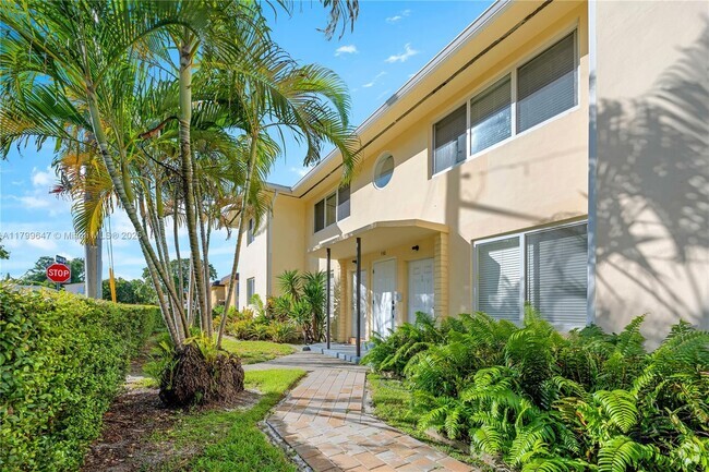 Building Photo - 930 SW 24th Ct Unit D Rental
