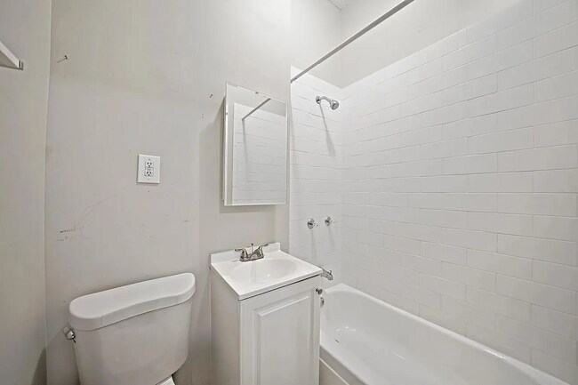 Photo - Charming 2-Bed Oasis on Augusta Blvd: Your Perfect Urban Retreat in Chicago! Unit 3131-2F