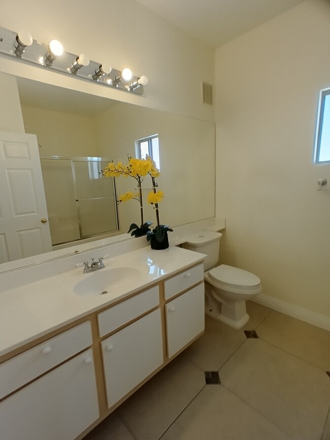 Photo - 855 N Stephanie St