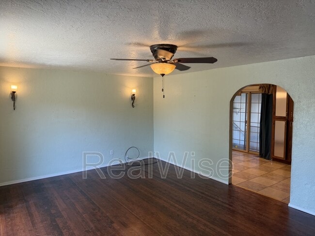 Photo - 220 Marion Ln