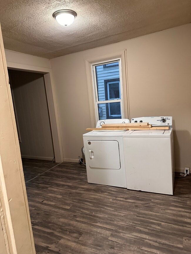 Photo - 421 Balsam St