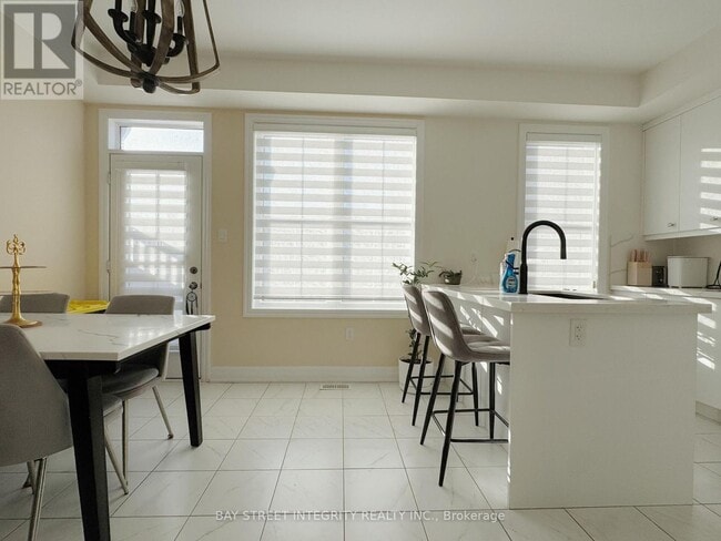 Photo - 2267 Major MacKenzie Dr W