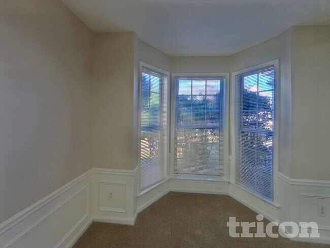 Photo - 325 Cadeleigh Ct