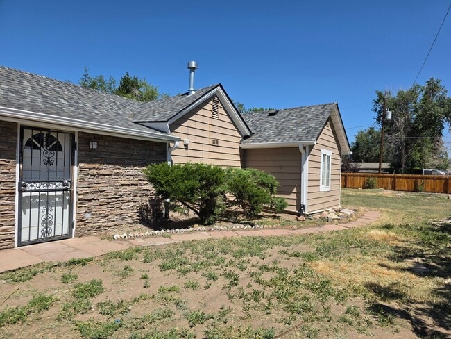 Photo - SPACIOUS, BRIGHT 2 BEDROOM - LARGE YARD