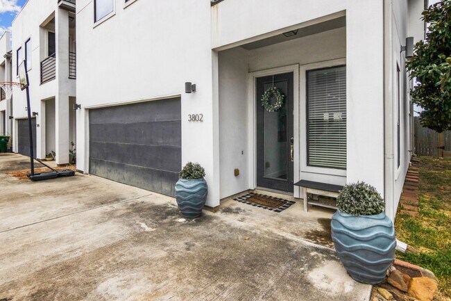3802 Summa Pl