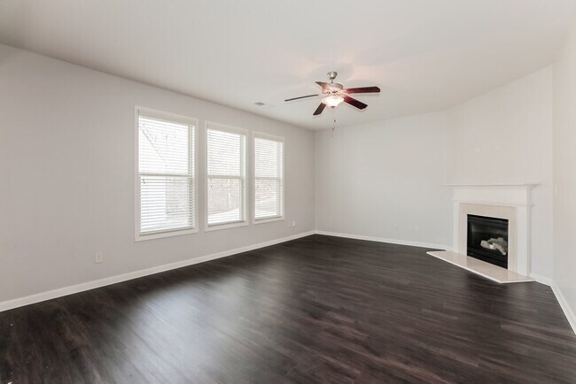 Photo - 825 Westmoreland Ln NE