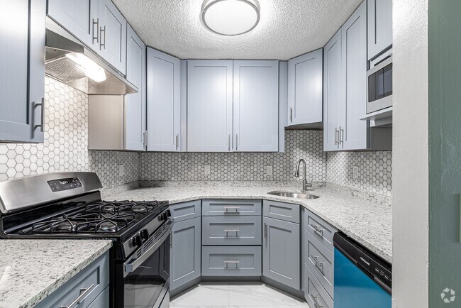 2BR, 1BA Townhouse - Kitchen