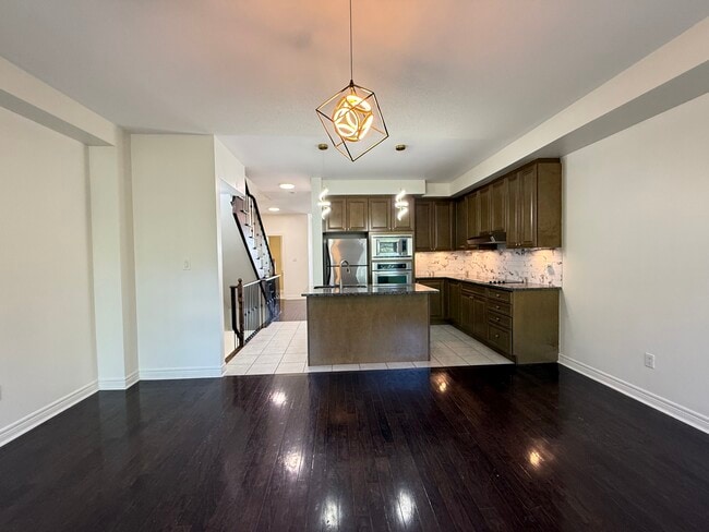 Photo - 4-5710 Long Valley Rd Mississauga ON L5M 0M1