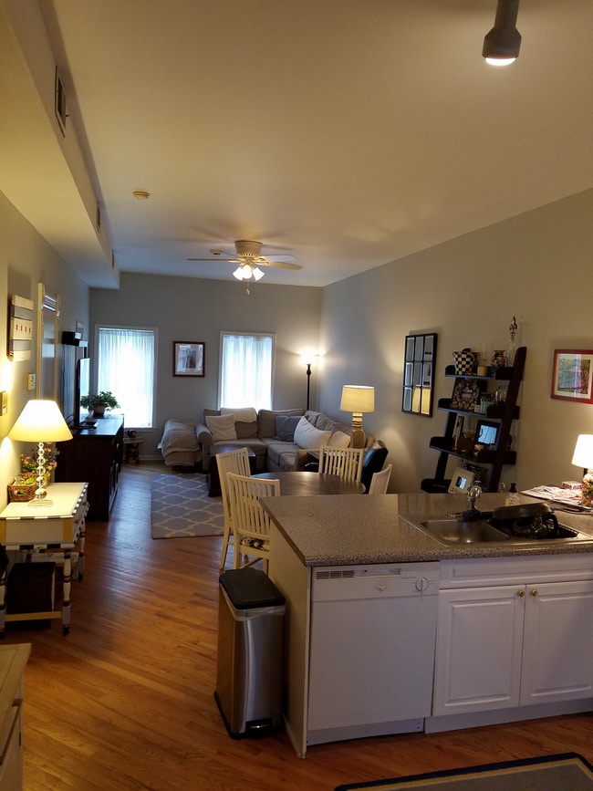 Salón amueblado - 3249 N Lakewood Ave Unidad 1