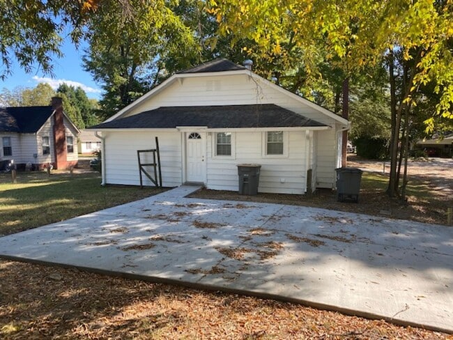Photo - 3bed, 2ba Bungalow - 5 minutes from Downtown Kannapolis