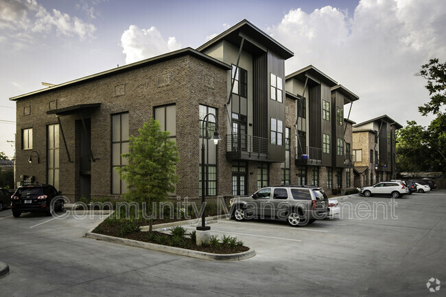 Building Photo - 333 E Boyd Dr Rental