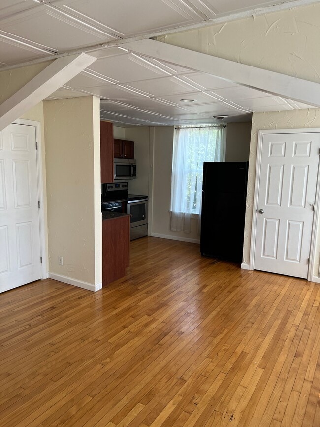 Building Photo - 4 E Walnut St Unit 2