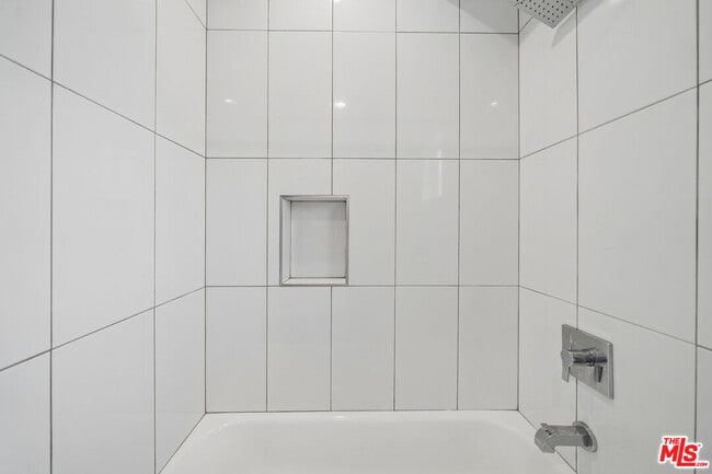6334 1/2-6332 Beck Ave