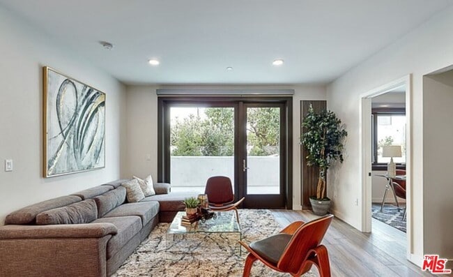 Photo - 1070 S Bedford St Unidad 304