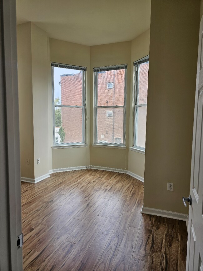 BR with Bay Window - 1012 W Lafayette Ave Unidad 2F