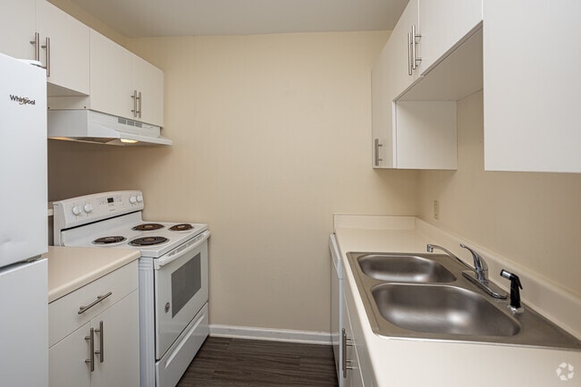 2BR, 2.5BA Townhouse - 1,200SF