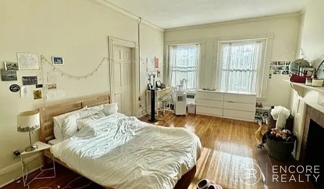Photo - 912 Beacon St Unit 3