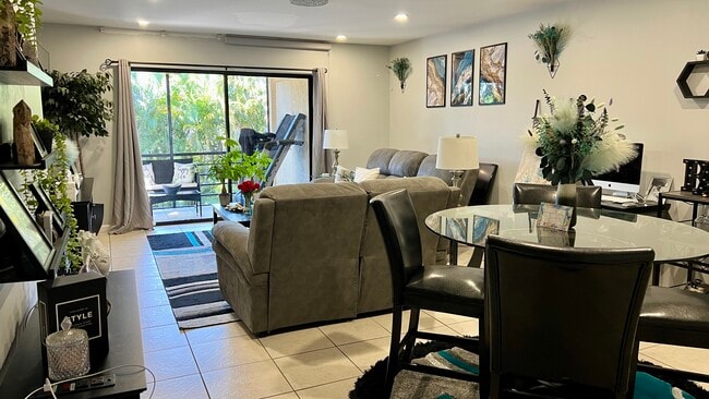 Living / Dining Area - 140 S Cypress Rd Unit 123