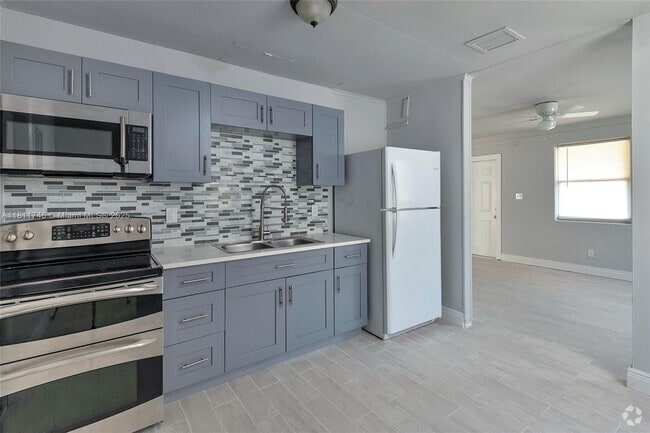 Building Photo - 562 W 4th St Rental