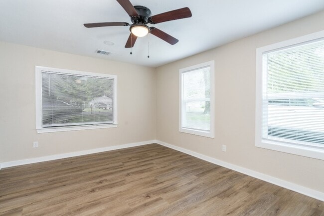 Photo - 605 Hospital St