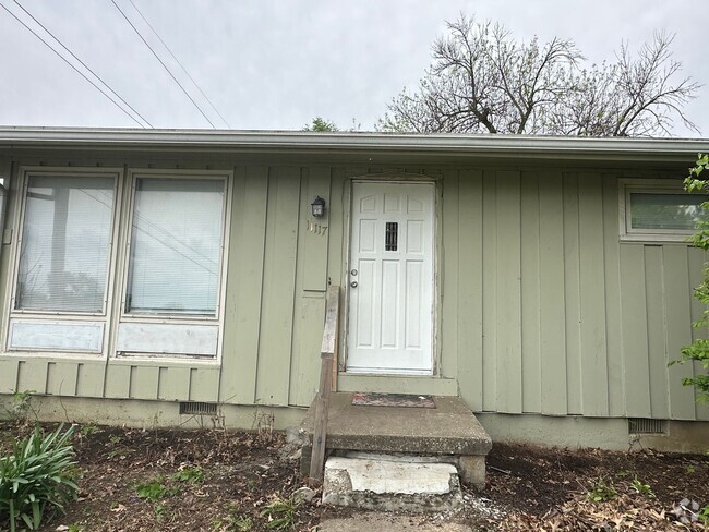 Building Photo - 4 bedroom 1 1/2 bath Rental