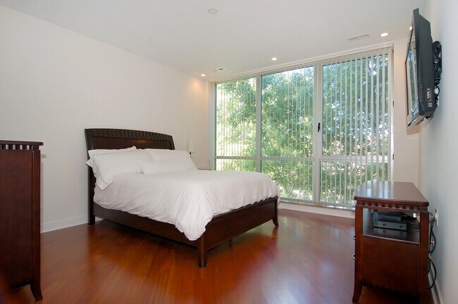 Photo - 914 W Hubbard St