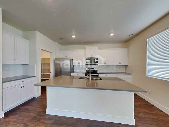 Photo - 1422 N Barkvine Ave