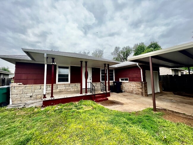 Building Photo - 2520 SW 45th St