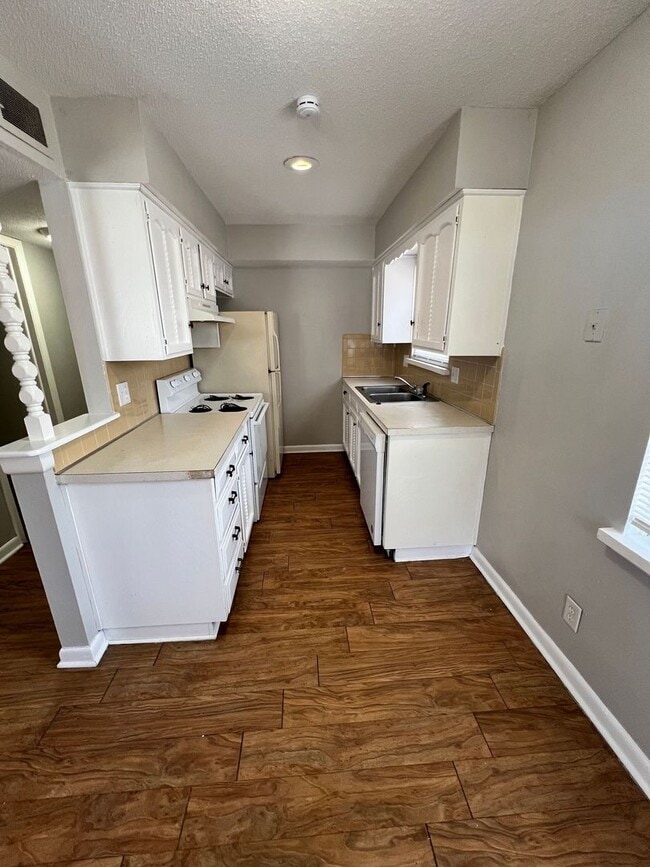 Photo - 2-Bed, 1-Bath Apartment with Garage Parking!