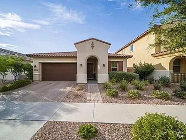 Building Photo - Spacious 3 Bed / 2 Bath Home with Stunning...
