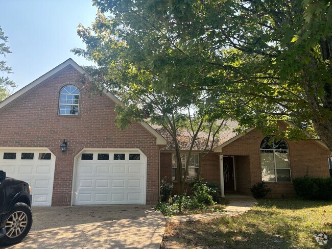 Building Photo - Luxurious Home in East Brainerd