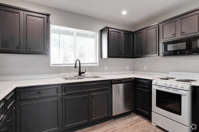 2BR, 1BA - 750SF