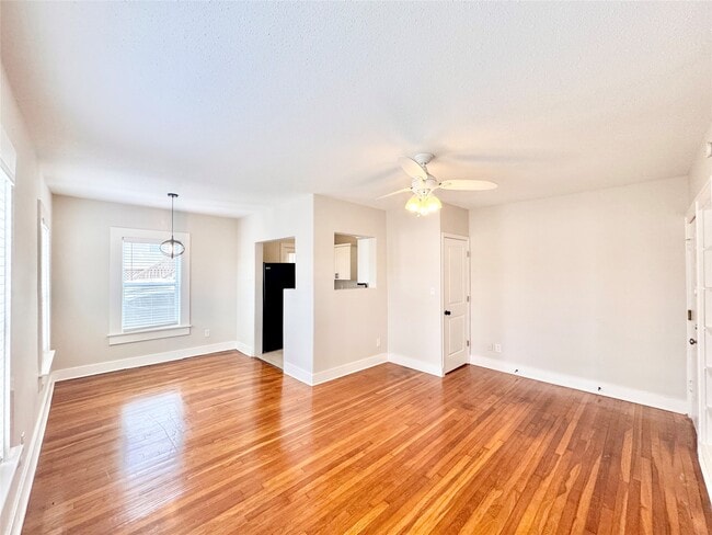 Building Photo - 629 E 11th St Unit 1