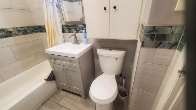 Photo - 3929 Larchmont St