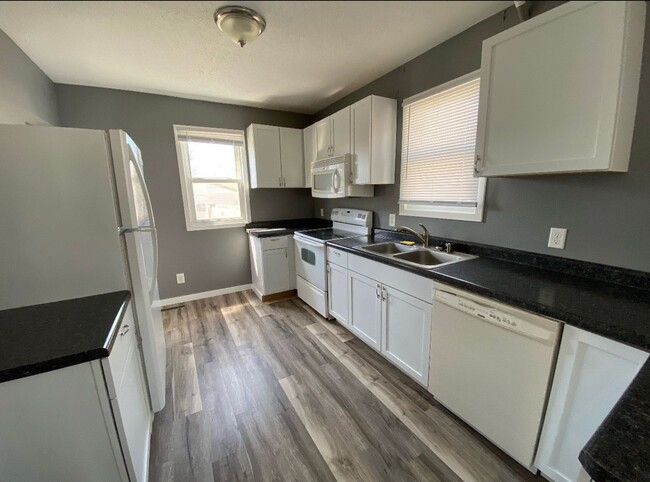 2 bedroom 1 bathroom, pet friendly house. - 2 bedroom 1 bathroom, pet friendly house.