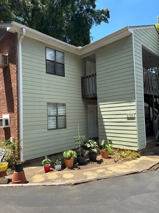 Building Photo - 3708 Lexington Dr Unit B