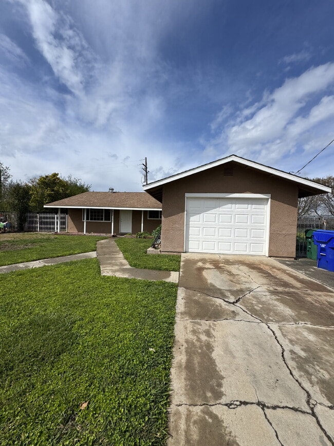 Building Photo - Water, sewer, garbage and landscaping is i... Rental