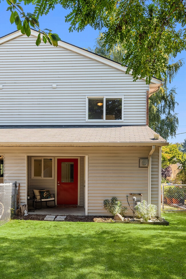 Jardín trasero privado y porche cubierto con almacenaje exterior. - 7051 8th Ave NW