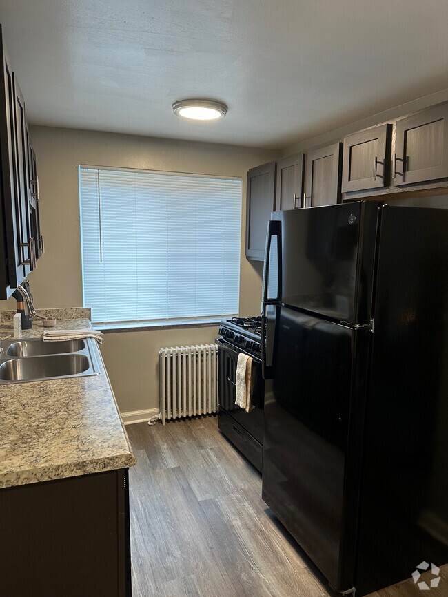 1BR with den - 660SF - Hyde Park Commons Apartments