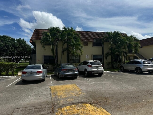 Building Photo - 10050 NW 6th St Unit 202