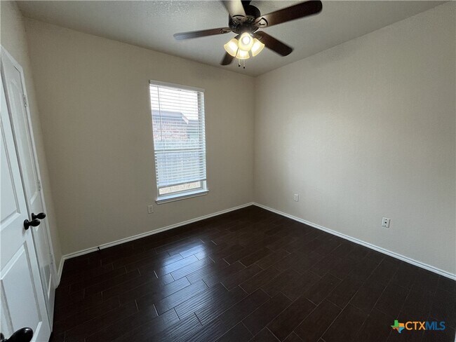 Photo - 685 Creekside Cir